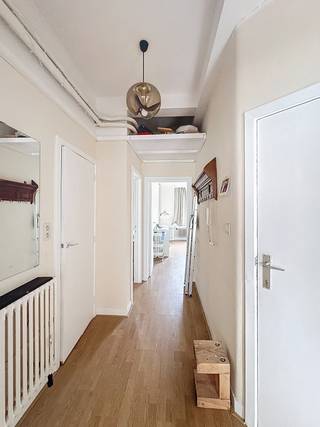 <p><span>Vraag een bezoek aan via </span>https://mijnhuurprofiel.be/property/ca6b8031-91ba-4003-9c5e-04834f43872d</p><p><br /></p><p><strong><span></span></strong><strong>Te huur: verzorgd appartement in de Amandelbomenlaan, 1020 Brussel, in een rustige residentiële buurt nabij scholen, openbaar vervoer en park.</strong></p><p>Dit appartement biedt een praktische indeling en een gunstige ligging voor wie comfortabel wil wonen in de stad. De woonruimte is licht en aangenaam, met een terras voor een frisse buitenruimte. De keuken is volledig uitgerust en de aanwezigheid van een garage en twee private kelders zorgt voor extra opslag en gemak.</p><p><br /></p><p><strong>Belangrijkste ruimtes:</strong></p><ul><li>Living (15,9 m²) met aangename lichtinval</li><li>Keuken (8,6 m²) voorzien van spoelbak, dampkap, microgolf, koelkast, oven en gasfornuis</li><li>Slaapkamer (16,2 m² &amp; 8,5 m²)</li><li>Badkamer (4,3 m²) met ligbad en aansluitingen voor wasmachine en droogkast</li><li>Inkomhal (6,6 m²) met parlofoon</li><li>Garage (15,6 m²)</li><li>Terras (3,1 m²) met stopcontact</li><li>Twee individuele private kelders (4,5 m² en 3,1 m²)</li><li>Toilet (1,0 m²)</li><li>Gemeenschappelijke tuin</li></ul><p><strong>Troeven:</strong></p><ul><li>Rustige residentiële ligging nabij park, scholen en openbaar vervoer: 200m van Baudouin, 5 grootwarenhuizen. VUB kliniek op 4km.</li><li>Inclusief garage en twee private kelders</li><li>Functionele indeling met terras</li></ul>