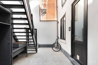 <p><span>Op zoek naar een slimme investering of een ideale uitvalsbasis voor studerende kinderen? Deze charmante studio, gelegen aan de Brouwersstraat 25 bus 002 in Leuven, biedt een unieke combinatie van ligging, comfort en rendement.</span></p>
<p><span>De studio bevindt zich binnen de Leuvense binnenring, met verschillende campussen op wandelafstand. Bovendien geniet je van een groene en rustige omgeving dankzij de ligging recht tegenover het Bruulpark.</span></p>
<p><span>Met een bewoonbare oppervlakte van 23 m² is de ruimte optimaal ingedeeld en voorzien van alle nodige comfort. De studio werd volledig gerenoveerd in 2019 en beschikt over een praktische kitchenette en een eigen badkamer. Dankzij het gunstige EPC-label B is het bovendien een energiezuinige keuze.</span></p>
<p><span>Gelegen in residentie Asteria is dit pand uitermate geschikt voor studenten of als investering met aantrekkelijk verhuurpotentieel.</span></p>
<p><strong><span>Troeven op een rij:</span></strong></p>
<ul>
<li><span>Topligging binnen de ring van Leuven</span></li>
<li><span>Campussen op wandelafstand</span></li>
<li><span>Uitzicht op en nabijheid van Bruulpark</span></li>
<li><span>Volledig gerenoveerd in 2019</span></li>
<li><span>Energiezuinig (EPC B)</span></li>
<li><span>Bewoonbare oppervlakte: 23 m²</span></li>
<li><span>Kitchenette en private badkamer</span></li>
<li><span>Ideaal als investering of voor studerende kinderen</span></li>
</ul>
<p><span>Interesse? Contacteer ons vandaag nog voor meer informatie of een bezoek!</span></p>