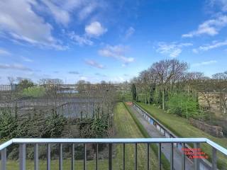 Zeer ruim en lichtrijk appartement gelegen in de Baron Ruzettelaan op wandelafstand van winkels, scholen en openbaar vervoer. Aansluitend is er een vlotte verbinding naar het station en de korte afstand naar de Brugse binnenstad is alvast een troef. Het appartement bevindt zich op de 4e verdieping en biedt zowel vooraan als achteraan een fantastisch terras. <br />De indeling is als volgt : via de inkomhal komt u binnen in een lichtrijke hal met vestiaire. Aansluitend zijn er 3 slaapkamers voorzien met zicht op het water en de torens van Brugge. De badkamer is uitgerust met een inloopdouche, lavabo en aansluiting voor een wasmachine. Een afzonderlijk wc is alvast een extra troef. Op het einde van de hal komt u binnen in de keuken met onmiddellijke verbinding naar de living. Zowel in de living als in de keuken is er een mooi terras voorzien.<br />Als extra is er een private kelder inbegrepen in de verkoopprijs. Een gemeenschappelijke fietsenberging is tevens voorzien voor de medebewoners.<br />Bij dit appartement is de garagebox inbegrepen in de vraagprijs.<br /><br /><br /><br />Troeven :<br />* epc B<br />* 2 fantastische terrassen<br />* Nieuwe ramen <br />* Airco unit voorzien in de living en de slaapkamer <br />* Ruim doorloop appartement<br />* Korte afstand tot de binnenstad<br />* Nabijheid van winkels <br />* Blanco gekeurde elektriciteit <br /><br />Voor info bel : 050/333976 of na 18H 0476/270379<br /><br /><br /><br /><br /><br /><br />