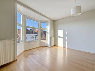 Prachtig ruim en lichtrijk appartement te huur in hartje Brugge op wandelafstand van de Markt, winkels, stadsparken,... Het appartement te huur biedt u 2 slaapkamers en een ruime zonnige woonkamer.Indeling: - 2°V.: inkomhal (7m²) - woonkamer (40 m²) - open keuken voorzien van inductie kookplaat, dampkap, frigo met diepvriesvakje, vaatwas en oven (8 m²) - berging met aansluiting wasmachine (9m²) - balkonterras bij de slaapkamer - twee slaapkamers (18 m² - 14 m²) - badkamer voorzien van douche, ligbad, toilet en lavabo (8 m²). Algemeen:- Huurprijs: €1000,00/maand - Provisie gemeenschappelijke kosten: €100,00/maand- Beschikbaar vanaf 02/2026Troeven:- Lichtrijk- Centraal gelegen &amp; omgeven door winkels- RuimDe snelste manier om een bezoek te brengen aan dit pand? Vraag je bezoek aan via de roze knop op onze website (www.dewaele.com) en je wordt gecontacteerd door één van onze verhuurexperten.