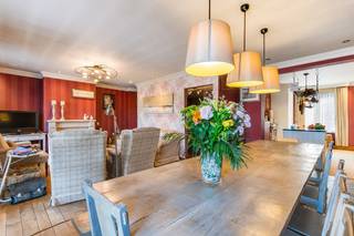 <strong><u>OPENDEURMOMENT OP MAANDAG 29 JUNI 2026 tussen 14u00 en 18u00 ( op afspraak)</u></strong><br /><br />U kunt een BOD uitbrengen op deze woning, rekening houdend met de AANVANGSPRIJS van <strong>€ 590.000,00</strong>, elk hoger BOD wordt voorgelegd aan de eigenaars die al dan niet kunnen ingaan op dit aanbod.<br /><br />Bent u op zoek naar een<strong> ruime gezinswoning met uitzonderlijk veel plaats</strong>, tal van mogelijkheden in in het centrum van Ruddervoorde? Dan is dit unieke eigendom beslist een bezoek waard.<br />Deze eigendom combineert een comfortabele woning met een zeer ruime handelsruimte, waardoor<strong> wonen en werken perfect op één adres </strong>mogelijk zijn. Dankzij de veelzijdige indeling biedt het pand niet alleen mogelijkheden voor zelfstandigen en ondernemers, maar ook voor wie op zoek is naar extra ruimte voor hobby's, opslag, een praktijkruimte of een andere invulling naar eigen wens.<br /><br />De woonst strekt zich uit over de eerste en tweede verdieping en biedt <strong>alle comfort voor een groot gezin</strong>.<br />Op de eerste verdieping bevindt zich een volledig ingerichte keuken die aansluit op de ruime en gezellige leefruimte met gashaard. Verder vindt u hier een slaapkamer en een aangenaam,<strong> zuidgericht dakterras</strong> waar u in alle rust van de zon kunt genieten.<br />De tweede verdieping beschikt over vier volwaardige slaapkamers en een ruime badkamer uitgerust met een ligbad, toilet en dubbele wastafel in meubel.<br /><br />Op het gelijkvloers bevindt zich een ruime handelsruimte van maar liefst <strong>462 m²,</strong> momenteel ingericht als bakkerij. <strong>Dankzij de grote oppervlakte en flexibele indeling zijn de mogelijkheden hier eindeloos</strong>. Deze ruimte kan verder commercieel worden benut, maar biedt eveneens kansen voor opslag, een atelier, praktijkruimte, showroom of andere activiteiten.<br />Achteraan beschikt het pand bovendien over een <strong>ruime dubbele garage met afzonderlijke toegang</strong>, wat zorgt voor extra gebruiksgemak.<br /><br /><u><strong>Sterke punten van dit pand:</strong></u>
<ul>
	<li>Ruime woning met vijf slaapkamers;</li>
	<li>Zuidgericht dakterras;</li>
	<li>Gezellige leefruimte met gashaard;</li>
	<li>Volledig ingerichte keuken;</li>
	<li>Grote multifunctionele ruimte op het gelijkvloers;</li>
	<li>Dubbele garage met afzonderlijke toegang;</li>
	<li>Twee toegangen tot het pand (voor- en achterzijde);</li>
	<li>Mogelijkheid om wonen en werken te combineren;</li>
	<li>Tal van invullingsmogelijkheden voor zelfstandigen, vrije beroepen of hobbyisten.</li>
</ul>
Kortom, een <strong>unieke eigendom </strong>waar ruimte, wooncomfort en mogelijkheden hand in hand gaan. Ideaal voor wie op zoek is naar een <strong>ruime woning met een extra troef</strong> die volledig naar eigen behoeften kan worden ingevuld.<br /><br />Voor vragen of meer informatie omtrent dit pand contacteer ons gerust via: <strong>oostkamp@caenen.be</strong>
