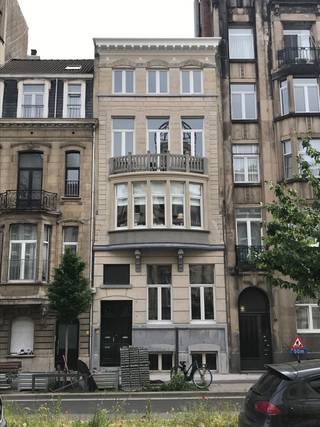 Te koop: karaktervol éénslaapkamerappartement in Belle Époque-gebouw – Plantin en Moretuslei, AntwerpenOp een centrale ligging aan de Plantin en...