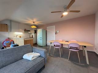 <p><span>Klik op BEZOEK AANVRAGEN op onze website (www.immo-zone.be) en boek online uw afspraak in.<br /><br /></span></p><p><span>Deze uitstekend gelegen duplex in het centrum van Wetteren ligt op wandelafstand van alle voorzieningen zoals winkels, scholen en openbaar vervoer. <br />Bovendien profiteert dit appartement van een gunstige bereikbaarheid dankzij verschillende invalswegen en de nabijheid van op- en afritten van de R4, E17 en E40.<br /><br />De indeling op de derde verdieping is als volgt: Inkomhal, ruime en lichtrijke leefruimte met open keuken. <br />Aansluitend is een praktische berging/ wasplaats voorzien. Verder vinden we een badkamer met ligbad en badkamermeubel. <br />Naast de badkamer is een afzonderlijk toilet voorzien. bovenliggend vinden we 3 ruime slaapkamers.</span></p><p><span>Cv op gas<br />EPC label B.<br />Lift aanwezig.</span></p><p><span>Beschikbaar vanaf 01/08.</span><span><br />Gemeenschappelijke kosten zitten reeds in de huurprijs. <br />Optioneel kan er een garagebox gehuurd worden aan +€75/maand.</span></p>
