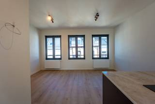 In deze prachtige herenwoning (onderverdeeld in 4 units) bevindt zich dit (van A tot Z - volgens de regels van de kunst) gerenoveerd appartement op de tweede verdieping. <br /><br />Centrale inkomhal, leefruimte met open keuken (voorzien van alle toestellen en hardsteen werkblad ), apart toilet, cv-, wasruimte, één slaapkamer en ensuite badkamer (voorzien van o.a. inloopdouche). Verder een aangenaam terras met zuid-oost ligging.<br /><br />Het gebouw en appartement werd in 2026 volledig gerenoveerd. Het appartement is voorzien van veel lichtinval dankzij mooie raampartijen, werd reeds geschilderd en is voorzien van verlichting. <br /><br />Oud-Berchem is gelegen nabij tal van winkels, scholen, openbaar vervoer, sportgelegenheden, De Villegaspark, park Brialmont en belangrijke in- en uitvalswegen. Ideaal starters- of investeringsappartement.