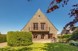 In het landelijke Vosselare, deelgemeente van Deinze, ligt deze charmante, karaktervolle villa uit 1975 op een perceel van ca. 1.073 m², met...