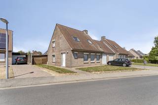 Op te frissen halfopen huis met veel potentieel te koop in Deerlijk. Deze woning met garage beschikt over 3 kamers, lichtrijke leefruimte, ruime...