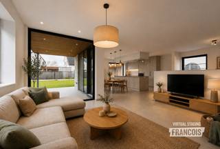 IMMO FRANCOIS MEETJESLAND PRESENTEERT KLOOSTERAPRILSTRAAT 14!<br /><br />WIJ VERWIJZEN U VOOR ALLE INFO & DOCUMENTEN GRAAG DOOR NAAR ONZE WEBSITE: IMMOFRANCOIS.BE.<br /><br />WENST U EEN GRATIS EN VRIJBLIJVENDE VERKOOPSANALYSE MET WAARDEBEPALING VAN UW EIGENDOM? DARIO KOMT GRAAG BIJ U LANGS!<br /><br />Deze instapklare nieuwbouwwoning is gelegen in het aangename Assenede en combineert hedendaags wooncomfort met een verzorgde afwerking en uitstekende energieprestaties. De centrale ligging nabij de Nederlandse grens zorgt voor een vlotte bereikbaarheid, met de R4 richting Gent en de E34 richting Antwerpen en de kust binnen handbereik. Winkels, scholen, horeca, openbaar vervoer en andere dagelijkse voorzieningen bevinden zich bovendien op korte afstand.<br /><br />Bij het betreden van de woning komt u terecht in een ruime inkomhal met afzonderlijk gastentoilet. Van hieruit is er rechtstreeks toegang tot de inpandige garage, die bijkomend voorzien is van een praktische inloopdouche. De lichtrijke leefruimte vormt het centrale gedeelte van de woning en geniet van een aangenaam zicht op de aangelegde tuin. Aansluitend bevindt zich een ruime bureauruimte, perfect geschikt als thuiswerkplek of hobbyruimte, evenals een volledig ingerichte keuken voorzien van alle hedendaagse comfort.<br /><br />De eerste verdieping beschikt over drie volwaardige slaapkamers, een afzonderlijk toilet en een stijlvol ingerichte badkamer. Deze is uitgerust met een dubbele lavabo, een ligbad en een ruime inloopdouche. Dankzij de praktische indeling en de verschillende multifunctionele ruimtes biedt de woning alle nodige flexibiliteit voor gezinnen, thuiswerkers en wie belang hecht aan extra woon- en bergruimte.<br /><br />Ook de buitenruimte sluit mooi aan bij het comfort van de woning. De verzorgde tuin met aangenaam terras biedt een fijne plek om in alle rust van het buitenleven te genieten. Een kwalitatief afgewerkte tuinberging zorgt voor bijkomende opbergruimte, terwijl de ruime parkeermogelijkheden op eigen terrein het geheel verder vervolledigen.<br /><br />Op energetisch vlak is deze nieuwbouwwoning bijzonder sterk uitgerust. Vloerverwarming op het gelijkvloers, een lucht-luchtwarmtepomp op de verdieping, driedubbele beglazing en 4 kW aan zonnepanelen dragen bij aan een aangenaam binnenklimaat en een laag energieverbruik. Deze combinatie van duurzame technieken, hedendaags comfort en kwalitatieve afwerking maakt van de woning een toekomstgerichte en energiezuinige thuis.<br /><br />Bent u op zoek naar een energiezuinige nieuwbouwwoning in Assenede waar hedendaags wooncomfort, een kwalitatieve afwerking en een uitstekende ligging samenkomen? Aarzel niet om contact op te nemen met Dario Van Kerckvoorde van Immo Francois Meetjesland voor meer informatie of een bezoek ter plaatse.<br /><br />GRAAG ALS EERSTE OP DE HOOGTE VAN ONS AANBOD? 1) BEZORG ONS UW ZOEKVOORKEUREN EN WE HOUDEN CONTACT, 2) VOLG @IMMOFRANCOISMEETJESLAND VIA INSTAGRAM<br /><br />