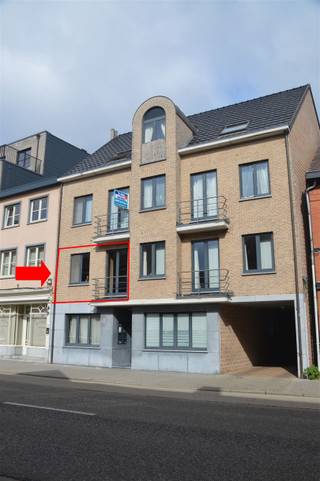 <p><span>Appartement in het centrum van Mol</span></p><p><span>Dit mooie appartement bevindt zich op de 1ste verdieping in het hart van Mol, ideaal gelegen nabij winkels, restaurants en openbaar vervoer.</span></p><p><span>Het appartement beschikt over een ruime woonkamer met open keuken, 1 slaapkamer, een badkamer, apart toilet en een terras.</span></p><p><span>Dadelijk beschikbaar!</span></p><p><span>Geen gemeenschappelijke kosten</span></p><p><span>Voor meer informatie of een bezichtiging, neem gerust contact op!</span></p>