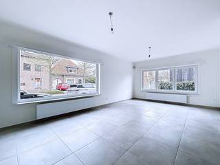 Het gelijkvloers appartement is voorzien van een gedeelde inkomhal, badkamer, 3 slaapkamers, woonkamer met open keuken en een garage.Gelijkvloers:- ruime leefruimte met open keuken (ca. 38m²) op tegelvloer. Keuken voorzien van koelkast met vriesvak, spoelbak, oven, keramisch kookvuur met dampkap en voldoende bergruimte- 3 volwaardige slaapkamers (ca. 12, 7 en 7m²)- badkamer met douche, wastafel en aansluiting voor wasmachine/droogkast (enkel condensatie) (ca. 4m²)- toilet- garage (15m²)Bijzonderheden:- gerenoveerd in 2026- provisie van €70 p/m- EPC: 125 kWh/m² - onmiddenlijk beschikbaar!(ver-)Kopen of (ver-)huren in regio Wuustwezel/Brecht/Hoogstraten?Met vragen kan u altijd bij ons terecht!Dewaele vastgoed met advies.