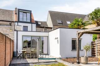 Bent u op zoek naar een stijlvolle, instapklare woning waar ruimte, comfort en kwaliteit centraal staan? Dan zal deze volledig gerenoveerde gezinswoning in het centrum van Peizegem u ongetwijfeld bekoren. Op een perceel van maar liefst 10a34ca geniet u van een verrassend ruime woning van ongeveer 171 m², afgewerkt met kwalitatieve materialen. Dankzij het EPC B, de conforme elektriciteit en de mogelijkheid om een derde slaapkamer te creëren, vormt deze woning een ideale thuis voor gezinnen die zorgeloos willen verhuizen.IndelingGelijkvloers: inkom, polyvalente ruimte die perfect dienst kan doen als bureau, speelkamer of hobbyruimte, leefruimte met gashaard, eetkamer, lichtrijke leefkeuken met grote raampartijen en directe toegang tot de tuin en terrassen, badkamer met ligbad, inloopdouche en dubbele lavabo, wasruimte en apart toilet. Eerste verdieping: de overloop voorzien van ingemaakte kasten en biedt voldoende ruimte om bijvoorbeeld een bureauhoek te creëren. Op deze verdieping bevindt zich eveneens een ruime slaapkamer met ingemaakte kasten.Tweede verdieping: ruime zolderkamer. Vandaag ingericht als één grote slaapkamer, maar om te vormen tot twee volwaardige kamers, waardoor de woning in totaal over drie slaapkamers kan beschikken.Exterieur:- Zeer grote, privatieve tuin (terrein van 10a34ca)- 2 terrassen- Meerdere bergruimtes- Garage, bereikbaar via LeirekenKarakteristieken- Volledig en kwalitatief gerenoveerde woning- Instapklaar- Gelegen in het centrum van Peizegem- Perceeloppervlakte van 10a34ca- Bewoonbare oppervlakte van ca. 171 m²- Energiezuinig (EPC B)- Elektriciteit conform- Talrijke ingemaakte kasten- Mogelijkheid tot een 3de slaapkamer- Gezellige leefruimte met gashaard- Vrij vanaf 01/02/2027Deze woning combineert de charme van een warme gezinswoning met het comfort van een hedendaagse renovatie. De overvloed aan natuurlijke lichtinval, de hoogwaardige afwerking, de uitzonderlijk ruime tuin en de centrale ligging maken van dit pand een unieke opportuniteit in Peizegem. Bent u benieuwd naar alles wat deze woning te bieden heeft? Contacteer ons vandaag nog voor een bezoek en laat u ter plaatse overtuigen via 02 460 80 46 of info@structura.be