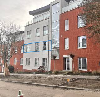 Bent u op zoek naar een comfortabel en energiezuinig appartement met terras en autostaanplaats? Dan is dit appartement zeker de moeite om te bezoeken!<br /><br />Gelegen in een rustige omgeving in Leuven, dichtbij het ziekenhuis Gasthuisberg (1km), vind je dit ruime appartement met twee slaapkamers terug. Geniet van de rust van de omgeving terwijl je toch alle gemakken van de stad binnen handbereik hebt.<br /><br />Dit prachtige appartement bevindt zich op de 1de verdieping is en bereikbaar via de trap of lift. Je komt binnen in een lichtrijk appartement met hoog plafond dat zorgt voor een echt ruimtegevoel. Het appartement bestaat uit een inkomhal, ruime living en volledig afgewerkte keuken met berging. Ook is er een aangenaam (Z-O) terras aanwezig met een mooi uitzicht op de Leuvense binnenstad. Daarnaast zijn er 3 slaapkamers, een badkamer met douche, ligbad, toilet en lavabomeubel met spiegel en een gastentoilet via de inkomhal. Verder bevindt er zich in de kelder nog een autostaanplaats met aansluitend een privatieve berging.<br /><br />De uitstekende EPC-score (label A) zorgt voor een comfortabele en energiezuinige woonervaring. Een unieke kans om te wonen op een plek waar kwaliteit, comfort en uitzicht samenkomen.<br /><br />Het appartement is onmiddellijk beschikbaar met een huurprijs van €1400 + €75 voor de gemeenschappelijke kosten waaronder alle verbruik en onderhoud van de gemeenschappelijke delen.  Alle nutsvoorzieningen zijn privatief.<br /><br />Is dit appartement een match? U kan dan een bezoek inplannen via "Bezoekmoment kiezen". Indien u de knop "Bezoekmoment kiezen" niet kan terugvinden, betekent dit dat er momenteel geen bezoekmoment meer wordt georganiseerd. Wij zijn ook bereikbaar via het nummer 016 23 90 81,  elke weekdag tussen 10u en 13u. 