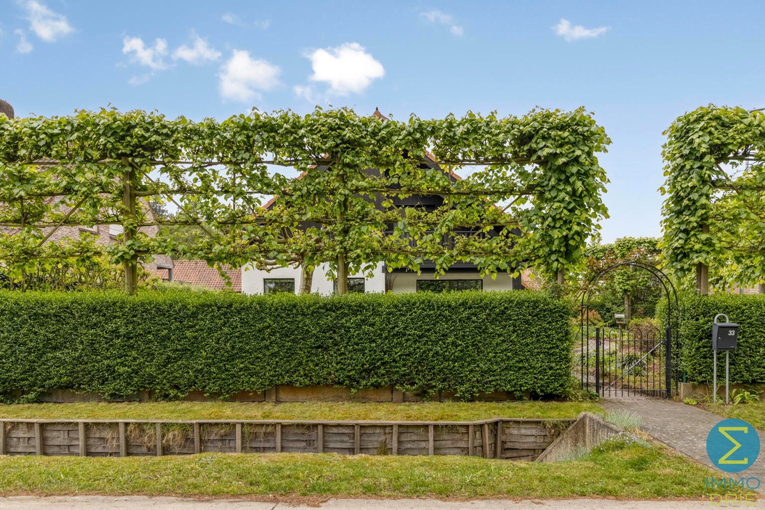 Ruime gezinswoning met grote garage en prachtige tuin - foto 3