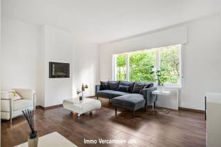 In a quiet and residential area, at the end of a cul-de-sac, is located this charming single-story house, completely surrounded by greenery...