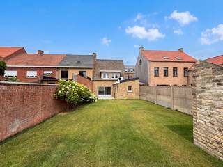 Maison entièrement rénovée à vendre à Kasteelstraat 36 à Oostvleteren. Cette maison est située dans le centre du village et bénéficie d'une connexion fluide vers Ypres, Poperinge et la côte. La maison a été entièrement rénovée en 2026 et présente de nouvelles techniques et finitions. Idéal pour ceux qui recherchent une maison de 3 pièces avec un joli jardin et un garage sans travail ! <br /><br />MISE EN PAGE<br />Rez-de-chaussée : Hall d'entrée spacieux avec éclairage LED et espace pour vestiaire, accès au salon par une porte en acier - salon spacieux avec chauffage au sol et climatisation avec coin salon, coin repas et cuisine ouverte entièrement installée - fenêtre coulissante avec accès à la belle terrasse orientée sud et au jardin - garage avec portail automatique - toilettes séparées - local technique - débarras avec accès au jardin par une porte latérale.<br /><br />Premier étage : Trois chambres spacieuses avec climatisation - toilettes séparées - salle de bain avec double vasque, douche à l'italienne et baignoire.<br /><br />En outre, cette maison dispose également d'un grenier spacieux.<br /><br />POINTS FORTS<br />Accessibilité facile<br />Entièrement renouvelé en 2026<br />Chauffage central au gaz naturel (chauffage au sol) + climatisation (pompe à chaleur)<br />Nouvelles techniques et finitions <br />3 chambres complètes <br />Espace de rangement suffisant <br /><br /><br />Le bien est proposé selon la formule Pre-sale. Le 19/08/2026 entre 17:00 et 19:00, vous pouvez visiter le bien sur rendez-vous et faire une offre. Le prix affiché est un prix indicatif. Pour plus d'informations, veuillez contacter le responsable du dossier.<br /><br />Registre des mesures: en cours de demande