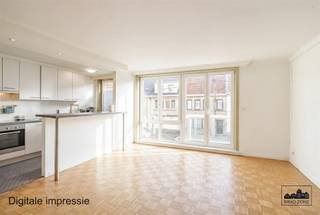 <p><span>Dit 2 slaapkamer appartement in het centrum van Wetteren geniet van een gunstige ligging met alle voorzieningen zoals winkels, scholen en openbaar vervoer op wandelafstand. Daarnaast profiteert dit appartement ook van een goede bereikbaarheid door diverse invalswegen en de nabijheid van de op- en afritten van de R4, E17 en E40.</span></p><p><span> </span></p><p><span>De indeling is als volgt: centrale inkomhal met gastentoilet, die uitgeeft op de lichtrijke leefruimte met aansluitend de keuken die voorzien is van een vaatwasser, keramische kookplaat en veel opbergkasten. Naast de keuken vinden we een praktische berging. Achtergelegen vinden 2 slaapkamers en een badkamer die voorzien is van een badkamermeubel en douche.</span></p><p><span> </span></p><p><span>Bijkomstig is er nog een handige garage die bij dit appartement hoort. </span></p><p><span> </span></p><p><span>EPC: 214 kWh/m²jaar - Label C</span></p><p><span>Elektrische verwarming</span></p><p><span>HR-glas met PVC</span></p><p><span> </span></p><p><span>Dit appartement is momenteel verhuurd waardoor het ook voor investeerders een echte opportuniteit is. </span></p><p><span> </span></p><p><span>Voor meer info of een bezoek, contacteer Quinten van Immo Zone op 0485/02.48.04 of via mail op quinten@immo-zone.be</span></p><p><span> </span></p>