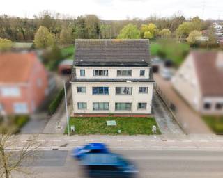 Opbrengsteigendom - Betonnen gebouw bestaande uit 4 ruime appartementen en 4 garageboxen - Verhuurd aan 6000 EUR INDELING Dit...