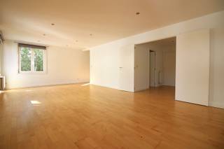 <p>Wonen op het bruisende Zuid? Ontdek dit appartement met 1 ruime slp en een schitterende lichtinval.</p><p>Gelegen midden in de Kloosterstraat, een verzamelplaats van antiekwinkels en boetieks in één van de hipste wijken van Antwerpen, Sint-Andries. De overvloed aan cafés, bars, restaurants en de vele evenementen doen de buurt heel het jaar bruisen. Okay en Delhaize op wandelafstand. Direct aan belangrijke invalswegen, de Ring van Antwerpen en openbaar vervoer. Velostation op wandelafstand.</p><p>• Toplocatie<br />• Kleinschalig gebouw<br />• Lage algemene kosten<br />• Beschikbaar vanaf 01/03/2026</p><p>Het appartement van 115 m² is gelegen op de 2e verdieping en bereikbaar per trap. De royale leefruimte met 8 m gevel is ingedeeld in een living met keuken, geïnstalleerd met toestellen. Aansluitend bevindt zich een technische berging met aansluiting voor wasmachine. Een hal met apart toilet en trap leidt naar de slaapkamer met badkamer ensuite. De badkamer omvat een douche, een wastafel en een toilet.</p><p>Gemeenschappelijke kosten: 100 euro/maand (elektriciteit gemeenschappelijke delen en privatief waterverbruik).</p><p>Interesse? Gelieve uw gegevens in te vullen onderaan de advertentie op onze website www.sinjoor.be. De dossierverantwoordelijke zal nadien zo snel mogelijk contact met u opnemen.</p>