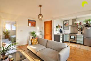 <p><span>Op zoek naar een gezellig appartement met karakter, een centrale ligging én zonder gemeenschappelijke kosten? Dan is dit charmante appartement op de Antwerpsestraat in Mortsel beslist een bezoekje waard!</span></p><p><span>Dit </span><span>cosy </span><span>appartement bevindt zich op de derde en bovenste verdieping van een kleinschalig gebouw uit 1965, zonder lift. De mooie houten plankenvloeren en de overvloed aan natuurlijk licht geven het geheel een warme, authentieke uitstraling.</span></p><p><span>De gezellige leefruimte biedt voldoende plaats voor een comfortabele zithoek en sluit naadloos aan op de open, praktisch ingerichte keuken. Aan de rustige achterzijde ligt de ruime slaapkamer. Aansluitend bevindt zich de badkamer met ligbad, lavabo en aansluitingen voor wasmachine en droogkast.</span></p><p><span>Extra bergruimte vind je in de ingemaakte kast op de gang en in de privatieve kelderberging.</span></p><p><span> </span></p><p><span>Ook technisch heeft dit appartement heel wat troeven: de ramen werden in 2025 vernieuwd en voorzien van hoogrendementsglas, de elektrische installatie is conform, het appartement is asbestveilig en beschikt over een EPC-label D (geen renovatieplicht). Bovendien zijn alle meters voor gas, elektriciteit en water individueel.</span></p><p><span> </span></p><p><span>Een bijkomend pluspunt? Er is geen syndicus en je betaalt geen gemeenschappelijke kosten!</span></p><p><span>De ligging is bijzonder praktisch: midden in het bruisende centrum van Mortsel, met tal van winkels, supermarkten, gezellige horecazaken en andere voorzieningen op wandelafstand. De tram stopt letterlijk voor de deur en brengt je vlot naar Antwerpen en de omliggende gemeenten.</span></p><p><span> </span></p><p><span>Troeven:</span></p><p><span> </span></p><ul><li><span>instapklaar appartement</span></li><li><span>centrale ligging</span></li><li><span>geen gemeenschappelijke kosten</span></li><li><span>het appartement kan ook gemeubeld aangekocht worden</span></li></ul><ul><li><span>bijkomende rechtenvermindering van €1.867 op de registratierechten (onder voorwaarden)</span></li></ul><p><span> </span></p><p><span> </span></p><p><span>Nuttige informatie:</span></p><p><span> </span></p><ul><li><span>EPC 346 kWh m²/j </span></li><li><span>P-score A en G-score A</span></li><li><span>Stedenbouw in aanvraag</span></li></ul><p><span> </span></p><p><span>Een ideale eerste eigen stek, gezellige thuis voor een alleenstaande of koppel, of een interessante investering op een uiterst centrale locatie!</span></p><p><span> </span></p><p><span>Voor meer info of een bezoek ter plaatse, bel ons op 03-449 42 41 of mail ons via hallo@habicom.be</span></p><p><span>Benieuwd naar de waarde van jouw woning? Check het gratis op <span>www.watismijnhuiswaard.be</span></span></p><p><span> </span></p>