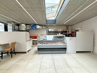 Op een uitstekende commerciële locatie aan de Oude Bosuilbaan 105 te Deurne bevindt zich dit moderne en goed onderhouden handelspand van bouwjaar 2014. Het pand geniet van een strategische ligging recht tegenover het iconische Bosuilstadion, de thuisbasis van Royal Antwerp FC, wat zorgt voor een hoge visibiliteit en een constante passage van bewoners, bezoekers en supporters.<br /><br />Dankzij de centrale ligging bevindt u zich bovendien in een levendige buurt met een mix van residentiële bebouwing, lokale handelszaken en diverse voorzieningen. De nabijheid van belangrijke invalswegen en het openbaar vervoer garandeert een vlotte bereikbaarheid voor klanten en personeel.<br /><br />Dit handelsgelijkvloers beschikt over grote raampartijen die zorgen voor een aangename natuurlijke lichtinval en een open, uitnodigende uitstraling. De flexibele indeling maakt het pand geschikt voor uiteenlopende commerciële activiteiten zoals horeca, een traiteurzaak, detailhandel, kantoorruimte of een dienstverlenende activiteit (onder voorbehoud van de geldende stedenbouwkundige voorschriften).<br /><br />Achteraan bevindt zich een praktische werk- en stockruimte, aangevuld met een afzonderlijk toilet, waar u ook de aansluiting heeft voor een douche te plaatsen.<br /><br />Troeven:<br />+ Bouwjaar 2014<br />+ Uitstekende commerciële ligging<br />+ Recht tegenover het Bosuilstadion van Royal Antwerp FC<br />+ Grote commerciële ruimte met veel natuurlijke lichtinval<br />+ Goede bereikbaarheid met wagen en openbaar vervoer<br /><br />Heeft u interesse in dit handelspand? Neem dan contact op met VB Vastgoed op het nummer 03 337 50 70 of via info@vbvastgoed.be