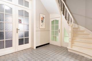 <p>Dit prachtige herenhuis uit 1914 combineert de charme van een statige historische woning met het comfort van vandaag. Met een royale woonoppervlakte van 285 m² biedt deze uitzonderlijke huurwoning alle ruimte voor een groot gezin, een combinatie van wonen en werken, of wie gewoon graag ruim woont.</p>
<p>De woning beschikt over vijf ruime slaapkamers en vier badkamers. De professionele keuken, uitgerust met hoogwaardige apparatuur, vormt het hart van de woning en zal elke kookliefhebber aanspreken. Daarnaast is er een ruime kelder die perfect dienst kan doen als extra opslagruimte.<br />De woning is eveneens geschikt voor co-housing, aangezien er op elk verdiep een badkamer aanwezig is.</p>
<p>Tijdens de renovatie werden tal van authentieke elementen zorgvuldig behouden. Hoge plafonds met sierlijke moulures, originele houten vloeren en indrukwekkende binnendeuren zorgen voor een stijlvolle en warme uitstraling. Tegelijkertijd werd de woning grondig gerenoveerd met aandacht voor modern wooncomfort en energiezuinigheid, wat resulteert in een gunstig EPC-label B.<br /><br />Achteraan bevindt zich een rustgevende tuin in een groen binnengebied, een ideale plek om te ontspannen en tot rust te komen.</p>
<p>De ligging is uitstekend: op slechts enkele minuten van het station van Leuven, met een bushalte vrijwel voor de deur en winkels, scholen en andere voorzieningen op wandelafstand.</p>
<p>Onmiddellijk beschikbaar.</p>