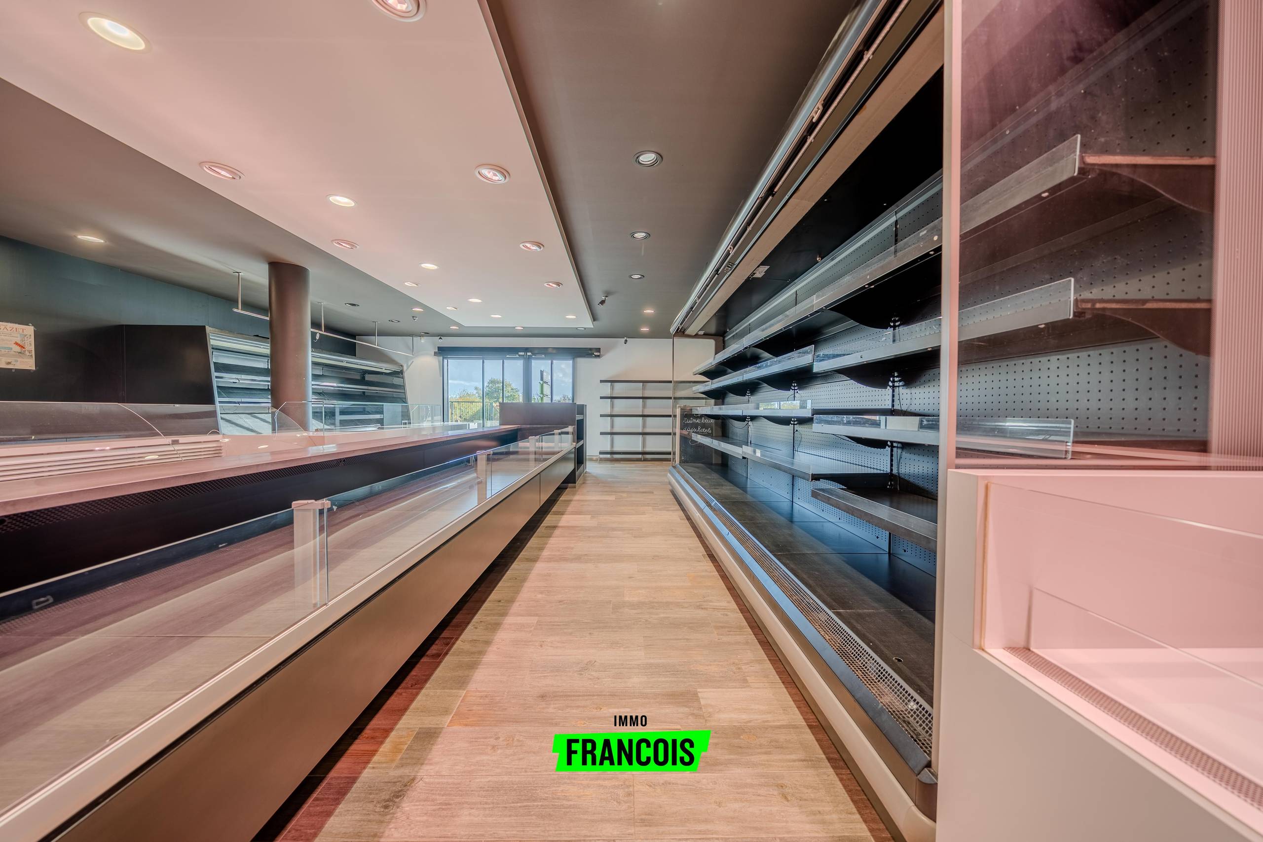 Veelzijdig commercieel gebouw op uitstekende locatie in Kortemark! - foto 4