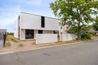 Moderne nieuwbouw villa met strak design ZONDER BTW – nog verder af te werken naar eigen smaak!Ontdek deze prachtige moderne villa in een rustige,...