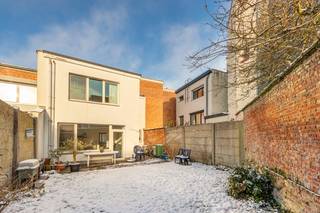 <strong>(Attestering en grondplannen kan u terugvinden bij “Documenten” op de Wellimmo-site)</strong><br /><br /><strong>Algemeen:</strong><br />Een praktische eengezinswoning met vier slaapkamers, een bewoonbare oppervlakte van 166m² en een oostgerichte tuin van circa 67 m². De woning dateert origineel uit 1954, maar onderging doorheen de jaren deels gerenoveerd (zoals het dak, ramen, achtergevel, keuken, verwarmingsinstallatie…).<br /><br /><strong>Ligging:</strong><br />Ideaal gelegen tussen het Te Boelaerpark en Boekenbergpark, met een goede bereikbaarheid naar de stad, invalswegen en alle belangrijke voorzieningen zoals scholen, winkels etc...<br /><br /><strong>Indeling:</strong><br />Bij het betreden van de woning kom je in een compacte inkomhal. Vanuit de hal heb je toegang tot een polyvalente ruimte die perfect kan dienen als bureau, speelkamer of hobbyruimte. Deze ruimte vormt het centrale punt van de woning en geeft toegang tot de garage, de leefruimte en een apart gastentoilet met handenwasser en de trappen naar de bovenverdieping.<br /><br />De garage biedt plaats voor een kleine wagen, maar kan ook perfect gebruikt worden als wasruimte dankzij de aansluiting voor wasmachine en droogkast.<br />De ruime en lichtrijke woonkamer geniet van een mooie natuurlijke lichtinval en een aangenaam uitzicht op de tuin. De leefruimte is afgewerkt met tegelvloeren en geschilderde muren en biedt rechtstreeks toegang tot de tuin.<br />Aansluitend aan de woonkamer bevindt zich de volledig geïnstalleerde Siemens-keuken, eveneens met toegang tot de tuin en de kelder. De aangename tuin is oostgericht en ca. 67 m².<br /><br />Op de bovenverdieping bevinden zich vier ruime en lichtrijke slaapkamers, die flexibel kunnen worden ingericht als slaap-, werk- of hobbyruimte. Daarnaast zijn er twee praktische vestiaires met ruime opbergmogelijkheden.<br />De badkamer is uitgerust met een douche, een lavabo en een handige ingemaakte kast. Bovendien is er voldoende ruimte en de mogelijkheid om een bad te installeren, wat extra comfort kan bieden. Ten slotte is er ook nog een droge en ruime kelder aanwezig. <br /><br /><strong>Troeven:</strong>
<ul>
	<li>Ruime tuin</li>
	<li>Garage</li>
	<li>Gegeerde locatie</li>
	<li>Ruime kelder</li>
</ul>
<strong>Interesse?</strong><br />Contacteer ons via info@wellimmo.net of bel naar 03/225.00.68.<br /> 