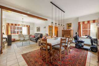 Centrum Hoogstraten, op wandelafstand van de kerk, winkels, horeca en openbaar vervoer gelegen ! Te moderniseren gezinswoning met 3...