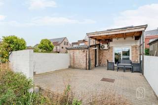 Ontdek deze op te frissen, rustig gelegen woning met aangename zuidgerichte tuin én zonnepanelenDeze woning is rustig gelegen, teruggetrokken van de straat, en biedt een praktische indeling en en een aangename zuidgerichte tuin.IndelingOp het gelijkvloers bevindt zich de inkomhal, een praktische berging/bureauruimte, een ruime en lichtrijke leefruimte met open, volledig geïnstalleerde keuken, een apart toilet en de badkamer.De eerste verdieping beschikt over twee ruime slaapkamers, waarvan één slaapkamer uit twee delen bestaat en daardoor verschillende indelingsmogelijkheden biedt. Buiten geniet u vooraan van een ruime oprit met plaats voor één à twee wagens. Achteraan bevindt zich een aangenaam terras met aansluitend de zuidgerichte tuin, waar u volop van de zon en de rustige omgeving kunt genieten.De troeven?-Rustige ligging, teruggetrokken van de straat-Eigen oprit met parkeergelegenheid voor 1 à 2 wagens- Aangename zuidgerichte tuin met terras- 10 zonnepanelen!- Goedgekeurde elektrische installatie- Centrale verwarming op aardgas met condensatieketel- gedeeltelijk vernieuwde platte daken- regenwaterput van 5000 liter Interesse en wilt u graag een bezoek inplannen? contacteer ons via: emmy@immobeguin