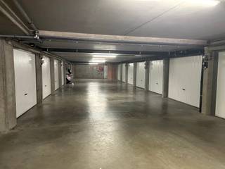 Afgesloten garage centraal gelegen aan de Grote Markt in hartje Blankenberge. De garage beschikt over een breedte van +/- 2,30 m tot +/- 4,50 m,...
