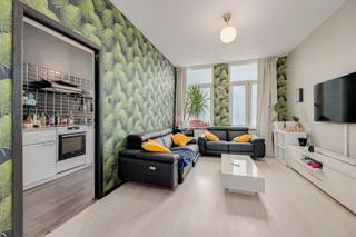 <p><span>Dit </span><span>lichtrijk appartement</span><span> te koop is gelegen op de 2de verdieping aan de Brederodestraat 117 vlakbij </span><span>'t Zuid in Antwerpen.</span><span> </span></p><p><span>Alle cafés, restaurants, supermarkten, winkels, mogelijkheden voor openbaar vervoer,... bevinden zich op enkele meters wandelen. </span></p><p><span>Goede </span><span>bereikbaarheid </span><span>naar invalswegen (A12 en E19).</span></p><p><span> </span></p><p><span>Het appartement heeft een oppervlakte van zo'n </span><span>76m²</span><span>, </span><span>2 ensuite slaapkamers </span><span>en een </span><span>lichte leefruimte.</span><span> </span></p><p><span> </span></p><p><span>Indeling</span></p><p><span>- gelegen op de 2de verdieping</span></p><p><span>- woonkamer en eetkamer</span></p><p><span>- gesloten ingerichte keuken</span></p><p><span>- slaapkamer 1 </span></p><p><span>- slaapkamer 2 </span></p><p><span>- badkamer met douche</span></p><p><span>- apart gastentoilet</span></p><p><span> </span></p><p><span>Algemeen gebouw</span></p><p><span>- goed onderhouden gebouw</span></p><p><span>- beschikbaar bij akte</span></p><p><span>- provisie 60 euro/maand </span></p><p><span>- elektrische installatie conform AREI</span></p><p><span>- centrale locatie in Antwerpen<br /><br /></span></p><p><span>Ben jij geïnteresseerd in dit appartement te koop in centrum Antwerpen, ben je op zoek naar ander vastgoed, een investering of wens je de waarde van jouw eigendom te kennen? Dan ben je bij BOLT immo aan het juiste adres! Wij helpen jou graag verder.</span></p><p><span> </span></p><p><span> </span></p>