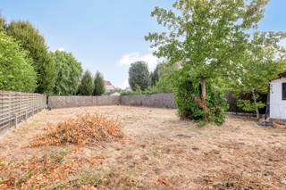 Gelegen in een prachtige omgeving ....<br /><br />Deze volledig te renoveren woning is gelegen in een heel rustige buurt maar toch in de nabijheid van belangrijke invalswegen. <br />Hier zijn heel veel mogelijkheden om uw droomwoning op te trekken!<br /><br />Informatie over renovatie- of bouwmogelijkheden zijn te verkrijgen via ons kantoor!