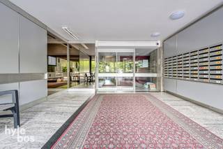 <p><span>Dit instapklare en bijzonder ruime hoekappartement bevindt zich op de zesde verdieping van een verzorgde residentie met lift. Dankzij de gunstige hoekligging en de vele raampartijen geniet het appartement van een aangename lichtinval en een open, ruimtelijk gevoel. De inkomhal geeft toegang tot de royale leefruimte van ca. 40 m², die aansluit op de ingerichte keuken voorzien van een keramische kookplaat, dampkap en koelkast. Verder is er een praktische berging aanwezig. Via de nachthal bereikt u twee volwaardige slaapkamers en de ruime badkamer met ligbad en douchescherm, lavabo, toilet en bidet. De terrassen aan zowel de voor- als zijkant vormen een absolute meerwaarde en laten u optimaal genieten van de open hoekligging. Twee privatieve kelderbergingen én een individuele garagebox in de kelderverdieping zijn inbegrepen in de prijs. Dankzij de ruime indeling, mooie lichtinval en complete uitrusting is dit appartement uitermate geschikt voor eigen bewoning én als interessante vastgoedinvestering. </span></p>