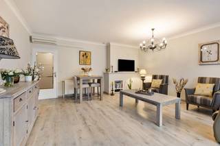 Ruim gelijkvloers 2-slaapkamer appartement met overdekt terras, ondergrondse autostaanplaats en aparte berging, gelegen vlakbij het centrum...