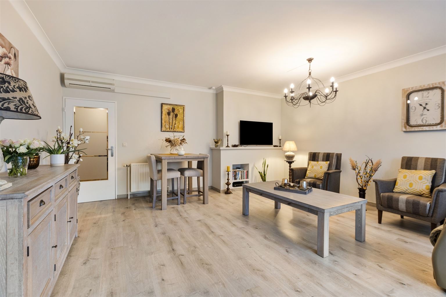 Ruim gelijkvloers 2-slaapkamer appartement met overdekt terras, ondergrondse autostaanplaats en aparte berging, gelegen vlakbij het centrum van Maaseik. - foto 3