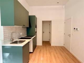 <p><span>GENT </span><span>- Ben je op zoek naar een appartement met 1 slaapkamers op een centrale ligging te Gent?</span></p><p><span>Dan is dit appartement misschien iets voor u.</span></p><p><span> </span></p><p><span>De belangrijkste troeven in een notendop:</span></p><ul><li><span>Energiezuinig gerenoveerd appartement (EPC B)</span></li><li><span>Lichtrijk appartement</span></li><li><span>Aangename ligging aan de Hagelandkaai, vlak bij het water en Portus Ganda</span></li><li><span>Vlotte bereikbaarheid met openbaar vervoer en station Gent-Dampoort op wandelafstand</span></li></ul><p><span> </span></p><p><span>Zo ziet het appartement eruit:</span><span><br />Leefruimte met open keuken, uitgerust met koelkast, oven.<br />1 slaapkamer met douchecabine en een apart toilet. </span></p><p><span>Belangrijk:</span><span><br />Beschikbaar vanaf: 1/10/2026<br />Huurprijs: € 990<br />EPC: B (195 kWh/m2)</span></p><p><span>Voor een bezoek ter plaatse, vul zeker uw huurdersprofiel via onze website.</span></p><p><span> </span></p>