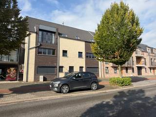 <p><span>Via de inkomhal van ca. 7 m², voorzien van een onderhoudsvriendelijke tegelvloer met parketlook, komt u in de ruime en lichtrijke living van ca. 40 m². Deze aangename leefruimte sluit naadloos aan op de open keuken van ca. 9 m², waardoor een gezellige en hedendaagse leefomgeving ontstaat.</span></p>
<p><span>De volledig ingerichte keuken beschikt over een vaatwasser, oven, keramische kookplaat, dampkap en koelkast. Aansluitend bevindt zich een praktische berging van ca. 2 m² met aansluiting voor de wasmachine.</span></p>
<p><span>De penthouse telt </span><strong><span>drie slaapkamers</span></strong><span>:</span></p>
<ul>
<li><span>Slaapkamer 1: ca. 14 m²</span></li>
<li><span>Slaapkamer 2: ca. 10 m²</span></li>
<li><span>Slaapkamer 3: ca. 8 m²</span></li>
</ul>
<p><span>Alle slaapkamers zijn voorzien van een tegelvloer met parketlook.</span></p>
<p><span>De badkamer van ca. 5 m² is uitgerust met een dubbel lavabomeubel, een comfortabele inloopdouche en toilet.</span></p>
<p><span>Een absolute troef is het </span><strong><span>ruime terras van ca. 56 m²</span></strong><span>. Hier is het heerlijk vertoeven en beschikt u over een uitzonderlijke buitenruimte die zich uitstekend leent voor een gezellige zithoek, een eettafel of een groene inrichting.</span></p>
<p><strong><span>EXTRA TROEVEN</span></strong></p>
<ul>
<li><span>Penthouse met </span><strong><span>lift</span></strong></li>
<li><span>Ruime en zonnige leefruimte</span></li>
<li><span>Volledig ingerichte open keuken</span></li>
<li><strong><span>3 slaapkamers</span></strong></li>
<li><span>Praktische berging met aansluiting voor wasmachine</span></li>
<li><span>Energiezuinig: EPC 209 kWh/m²jaar - Klasse C</span></li>
<li><span>Groot terras van ca. </span><strong><span>56 m²</span></strong></li>
<li><span>Centrale ligging in Sint-Job-in-'t-Goor</span></li>
<li><span>Scholen, winkels en openbaar vervoer vlakbij</span></li>
<li><span>Bos en natuur op wandelafstand</span></li>
</ul>
<p><span>Een </span><strong><span>carport</span></strong><span> kan afzonderlijk worden aangekocht voor </span><strong><span>€ 22.000</span></strong><span>. Daarnaast is er de mogelijkheid om een </span><strong><span>extra autostaanplaats</span></strong><span> aan te kopen voor </span><strong><span>€ 15.000</span></strong><span>.</span></p>
<p><span>Kortom: een ruime en lichtrijke penthouse met drie slaapkamers, lift en een uitzonderlijk groot terras, ideaal gelegen nabij alle dagelijkse voorzieningen én op wandelafstand van groen en natuur.</span></p>