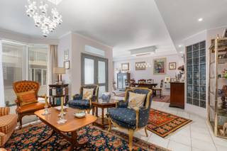 <p><strong>De Panne: Ruim en instapklaar gelijkvloers appartement op 50 meter van de zeedijk!</strong><br /> </p>
<p>Op zoek naar ruimte, comfort én een topligging aan zee? Dit uitzonderlijk ruime gelijkvloerse appartement ligt op amper 50 meter van de zeedijk en op wandelafstand van het levendige centrum van De Panne. Met een bewoonbare oppervlakte van maar liefst 127 m² en een gezellig privatief koertje is dit een zeldzaam aanbod aan de Belgische kust.<br /> </p>
<p><strong>Indeling</strong></p>
<p>Het appartement beschikt over een eerste ruime en lichtrijke leefruimte, een tweede woonkamer met open en volledig ingerichte keuken, een comfortabele slaapkamer met en suite badkamer, een aparte doucheruimte, een apart toilet en een privatief koertje. Op de benedenverdieping bevindt zich een ruime slaapkamer en een kelder/berging. Dankzij de royale oppervlakte is er bovendien de mogelijkheid om extra kamers te creëren.</p>
<p><strong>Mogelijkheid tot aankoop van een garage vlak onder de zeedijk – €55.000</strong><br /> </p>
<p><strong>Troeven</strong></p>
<ul><li>
<p>Slechts 50 meter van de zeedijk</p>
</li><li>
<p>Perfect als hoofdverblijf, tweede verblijf of investering</p>
</li><li>
<p>Flexibele indeling met mogelijkheid tot extra kamers of bureau</p>
</li></ul>
<p><br /><strong>Meer informatie? </strong>Contacteer Frederick via 058/22.41.70.</p>