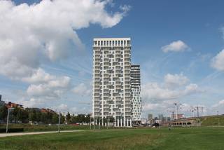 <p>Modern 1-slaapkamer appartement gelegen op de 16de verdieping van de Lichttoren met een prachtig panoramisch zicht over de stad, g<span>elegen vlak aan het Eilandje, tussen de jachthaven en Park Spoor Noord. Naast AP Campus Spoor Noord en het nieuwe ziekenhuis Spoor Noord.</span><br /><br /><strong>Indeling:</strong><br />Inkomhal met vestiaire en gastentoilet met handenwasser, leefruimte met veel lichtinval en zicht over de stad. V<span>olledig geïnstalleerde keuken, voorzien van kookvuur; koelkast met vriesvak; vaatwasser; combi-oven en voldoende opbergruimte. Berging met aansluiting voor een WM &amp; DK. </span>Vanuit de leefruimte heeft u toegang tot het zuidwest georiënteerde terras. Achteraan bevindt zich de slaapkamer van ca. 12m². E<span>nsuite-badkamer</span> voorzien van een douche en wastafelmeubel met spiegelkast.<br /><br /><strong>Bijzonderheden: </strong></p>

<ul>
	<li>130 EUR maandelijkse kosten (Beheer, verbruik/onderhoud van de algemene delen incl. lift + provisie verwarming en warm water). </li>
	<li> Ondergrondse autostaanplaats verplicht bij te huren aan 100 EUR/maand.</li>
	<li>Beschikbaarheid: onmiddellijk</li>
</ul>

<p><br />Plan je bezichtiging via https://metropoolvastgoed.be/nl/aanbod/4261742/appartement-te-huur-in-2000-antwerpen</p>