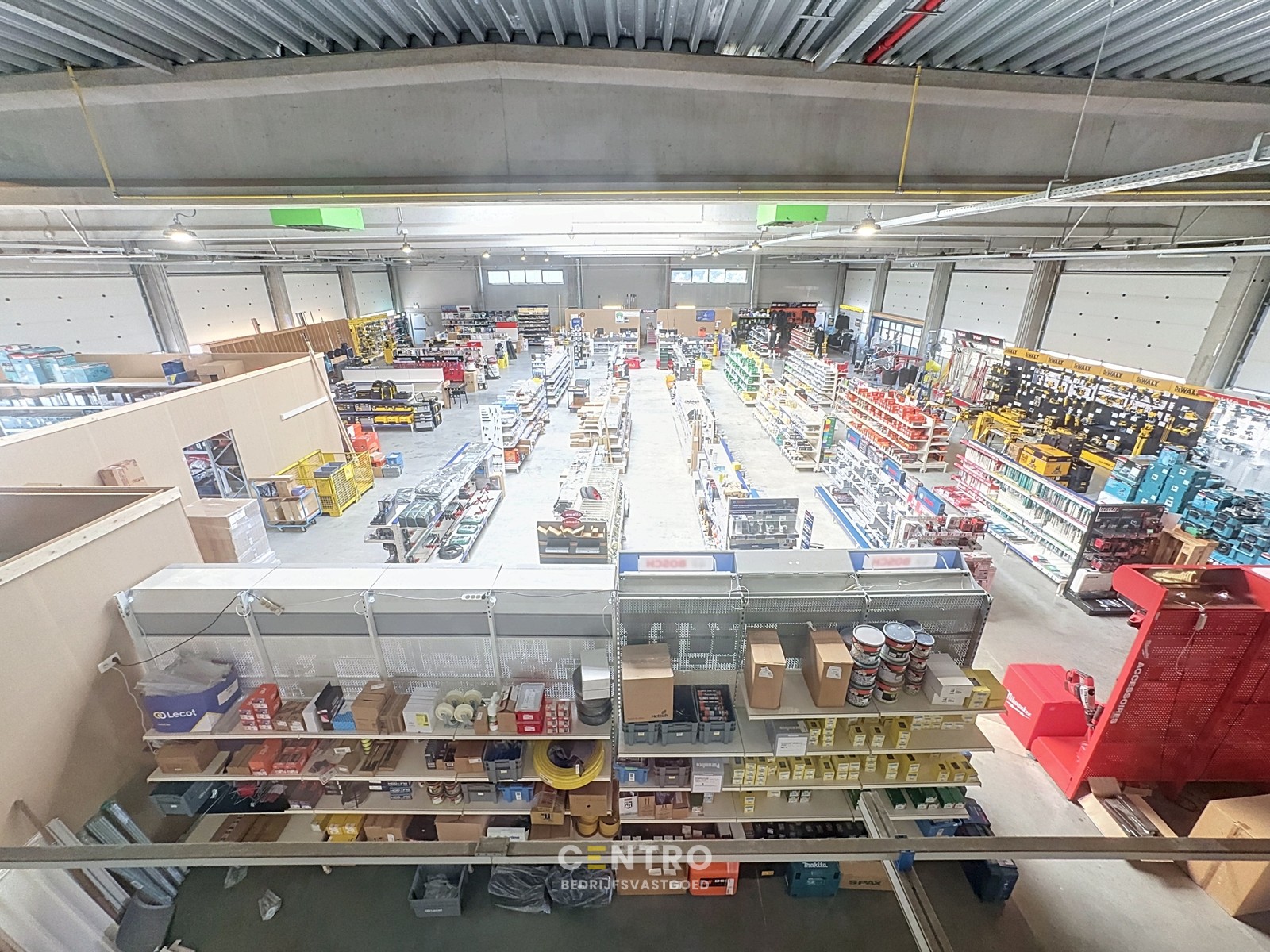 Goed geïsoleerd en verwarmd BEDRIJFSGEBOUW, bestaande uit MAGAZIJNEN (1.080m²) met KANTOREN en randaccomodatie (999m²) en 40-tal private parkeerplaatsen op het terrein. Vlak aan de afrit Zandvoorde (Oostende). - foto 5