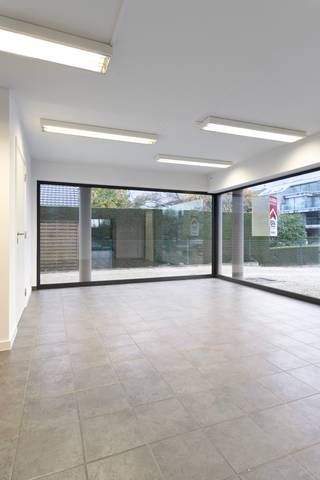 Waregem: Gelijkvloerse kantoor- of handelsruimte met voorliggende parking te koop in het centrum van Waregem. De handelsruimte is opgedeeld in twee...