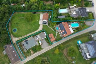 Wonen als god in Frankrijk? Immo3000 heeft een super charmante, ruime, woning met zwembad én praktijk te koop in een rustige straat in Binkom, Lubbeek. Gelegen op een perceel van 2612 m2 werd deze woning eind 90's verbouwd. Op het gelijkvloers vinden we een inkomhal met rechts een eerste slaapkamer en links de leefruimte. De gesloten keuken is volledig ingericht met toestellen. Achteraan bevindt zich de badkamer gelijkvloers, een bureau, berging en technische ruimte.<br />Op het 1e verdiep vinden we een ruime overloop, 3 slaapkamers, een bureau en 2e slaapkamer.<br />De achterkant van het perceel is bereikbaar via een aparte inrit die langst de super grote tuin doorloopt tot aan de praktijkruimte/atelier/home office.<br />Aan de zijkant van het domein werd een nette garage met tuinberging gebouwd en het gehele perceel is volledig omheind.<br />De woning is in principe instapklaar en kan mits enkele beperkte aanpassingen volledig naar hedendaagse standaard gezet worden.<br />Het huis beschikt over 30 zonnepanelen, 2 lucht-lucht warmtepompen, een pelletkachel, dubbele beglazing, ...<br />Nieuwsgierig? Bel 016 60 3000 en kom een kijkje nemen.<br />