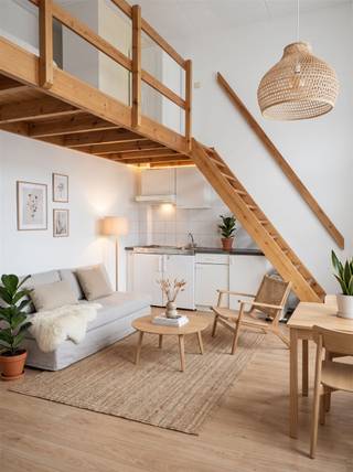 <p><span>Fantastische vergunde studentenresidentie op triple A locatie - betonstructuur</span></p><p><span> </span></p><p><span>Dit betreft een opbrengsteigendom op enkele minuten wandelen van de verschillende universiteiten en Hogescholen in het historisch hart Antwerpen. Perfect geschikt voor investeerders die enkel investeren op toplocaties. </span></p><p><span> </span></p><p><span>In 2014 werd dit eigendom geregulariseerd volgens de bestaande toestand. In 2026 werden de verschillende busnummers toegekend aan de verschillende studentenstudio's (4) en 1 voor de 2 studentenkamers. </span></p><p><span> </span></p><p><span>Het eigendom beschikt over een uitzonderlijk dankbare structuur om er nog een verdieping op te realiseren. De voorbesprekingen hebben reeds plaatsgevonden met de stad Antwerpen en deze zijn gunstig. Hier zouden nog minimaal 2 studio's bij gerealiseerd kunnen worden. Op aanvraag kan u de voorstudie verkrijgen. </span></p><p><span> </span></p><p><span>Op vandaag is dit eigendom 100% verhuurd volgens volgende voorwaarden: </span></p><p><span> </span></p><p><span>Kamer 0001, voorgevel: 24.57m² excl mezzanine - 480 euro +150 euro vaste kost</span></p><p><span>Studio 0002, achtergevel links: 30.96m² excl mezzanine - 595 euro + 150 euro vaste kost</span></p><p><span>Studio 0003, achtergevel rechts: 37.02m² - 600 euro +150 euro vaste kost</span></p><p><span>Kamer 0101, voorgevel rechts: 27.90m² - 480 euro + 150 euro vaste kost</span></p><p><span>Studio 0102, voorgevel links: 35.08m² - 600 euro + 150 euro vaste kost</span></p><p><span>Studio 0103, achtergevel: 35.17m² - 670 euro + 150 euro vaste kost</span></p><p><span> </span></p><p><span>In totaliteit resulteert dit in een maandelijkse huurinkomst van 3.425 euro zonder kosten oftewel 41.100 euro op jaarbasis. Ten opzichte van de verkoopprijs is dit 4,9% bruto.</span></p><p><span> </span></p><p><span>De EPC geeft een hogere energiewaarde weer vanwege de verwarming op elektriciteit, dit is weg te werken door middel van het installeren van een warmtepomp. Deze grote entiteiten zijn toekomstbestendig door hun grote oppervlakte en bieden op termijn ook de mogelijkheid om ze om te vormen naar domiciliekamerwoningen!</span></p><p><span> </span></p><p><span>Aarzel niet om mij te contacteren voor dit subliem opbrengsteigendom met uitzonderlijke ruime studio-kamers in hartje Antwerpen! <span>Marjanne@vastpuntgoed.be</span></span><span> of 0494213922.</span></p>