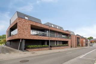 <p><strong><em>Stijlvol BEN-duplexappartement (145 m²) in centrum Bierbeek met 2 slaapkamers, 2 badkamers en 2 terrassen. Instapklaar, energiezuinig en elegant afgewerkt.<br /><br /></em></strong><em>Meer info? Contacteer <strong>peter.boogaerts@living-stone.be</strong> of bel <strong>0495 748 213</strong>.<br /><br /></em>Welkom in dit stijlvolle en energiezuinige duplexappartement dat je meteen het gevoel van thuiskomen geeft. Met twee volwaardige slaapkamers, twee badkamers, twee terrassen, vloerverwarming en een hoogwaardige afwerking biedt dit BEN-appartement (E26) alles wat je zoekt, en meer. De ligging? Midden in het centrum van Bierbeek – op wandelafstand van winkels, horeca, cultuur, natuur én openbaar vervoer.</p>
<p>Stap binnen in residentie <em>Brunerode</em>, een kleinschalig en modern appartementsgebouw (13 appartementen - rolstoelvriendelijke lift in het gebouw).<br />Het appartement bevindt zich op de eerste en tweede verdieping en is gemakkelijk bereikbaar met de lift – ook rechtstreeks tot de bovenverdieping, wat het comfort extra versterkt.</p>
<p>De inkomhal verwelkomt je met ruimte voor een vestiaire en een gastentoilet. Van daaruit wandel je door naar de lichtrijke leefruimte, waar grote ramen en een slimme indeling zorgen voor een gevoel van openheid en rust. De luxueuze open keuken met composieten werkblad en een uitnodigend kookeiland vormt het kloppende hart van het appartement – ideaal voor wie graag kookt én ontvangt.<br />Aansluitend vind je een knappe slaapkamer met ingebouwde kasten en een eigen badkamer (met extra plafondverwarming), compleet met stijlvolle afwerking. Een aparte berging zorgt voor praktische opbergruimte.</p>
<p>Via het grote schuifraam in de leefruimte stap je het riante terras op van maar liefst 38 m², waar je in alle privacy kan genieten van het groene uitzicht.</p>
<p>Op de bovenverdieping, bereikbaar via trap én lift, bevindt zich een ruime nachthal, een tweede badkamer, een technische berging en een royale slaapkamer met directe toegang tot het zonnige dakterras op het zuidoosten – de perfecte plek voor een rustige ochtend.</p>
<p>Het appartement beschikt daarnaast over een privatieve kelderberging, een ondergrondse autostaanplaats en toegang tot een gemeenschappelijke fietsenstalling.</p>
<p>Alles werd met zorg afgewerkt: keramische tegels in houtmotief, designverlichting, elektrische gordijnen, vliegenramen, videophone, vloerverwarming via warmtepomp en individuele zonnepanelen zorgen voor een stijlvol én duurzaam wooncomfort.</p>
<p><em><strong>Ben je op zoek naar een instapklaar en luxueus afgewerkt appartement in het centrum van Bierbeek? Maak dan gerust een afspraak en kom het zelf ervaren.</strong></em></p>