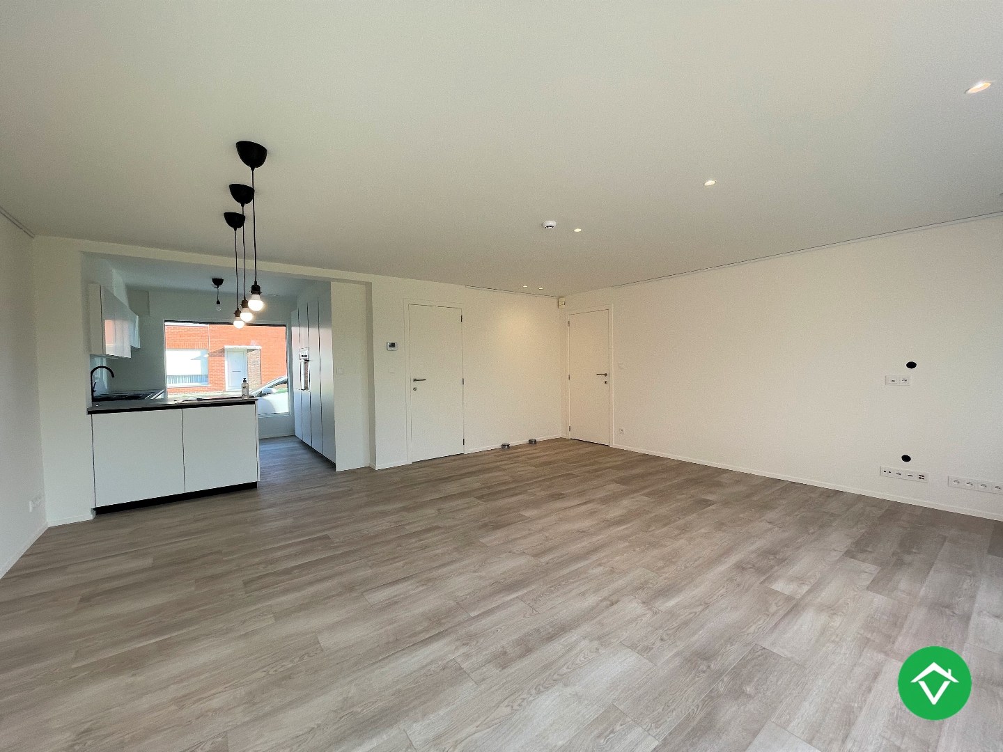 Ruime, gerenoveerde woning met twee slaapkamers te Roeselare - foto 4