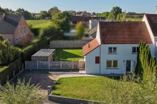 Op een bijzonder rustige locatie in Holsbeek, in een doodlopende straat omringd door velden en wandelwegen, ligt deze charmante halfopen bebouwing. De woning werd rond 2015 grondig gerenoveerd en is volledig instapklaar.<br /><br />Binnen vormt de open leefruimte het hart van de woning, met aansluitend een ruime en praktische keuken. Verder zijn er drie slaapkamers, een badkamer en voldoende bergruimte. Zo is er een bureauruimte, wasberging, kelder en zolder aanwezig.<br /><br />Ook buiten biedt de woning heel wat comfort. De volledig omheinde, zuidgerichte tuin beschikt over een ruim terras en een grote tuinberging. Vooraan is er plaats om twee wagens te parkeren.<br /><br />De ligging combineert het beste van twee werelden. Je woont hier midden in het groen, met wandel- en fietsroutes vlakbij en het Kasteel van Horst op wandelafstand, terwijl ook Leuven, Aarschot en de belangrijkste verbindingswegen vlot bereikbaar blijven.<br /><br />Een instapklare gezinswoning op een mooie, rustige locatie, met een fijne tuin en de natuur vlak voor de deur. <br /><br />De woning is beschikbaar vanaf mei/juni 2027 in onderling overleg met de eigenaars.<br /><br />Interesse voor een bezoek ter plaatse? Contacteer ons snel!