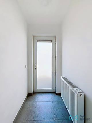 Ontdek dit stijlvolle en volledig vernieuwde appartement, ideaal gelegen aan de Heilige Dominicus Saviolaan 12 te Dilbeek. Dankzij de centrale ligging geniet u van een uitstekende bereikbaarheid en bevindt u zich op wandelafstand van winkels, scholen, openbaar vervoer en tal van andere dagelijkse voorzieningen. Bovendien zorgen de vlotte verbindingen naar Brussel en de Ring ervoor dat deze woonst ideaal is voor pendelaars.<br /><br />Gelegen op de eerste verdieping, combineert dit instapklare appartement modern wooncomfort met een praktische indeling.<br /><br />Via de inkomhal, voorzien van een afzonderlijk gastentoilet, bereikt u de lichtrijke leefruimte met open, volledig uitgeruste keuken. De open indeling creëert een aangename en ruime woonbeleving, terwijl de grote raampartijen zorgen voor een overvloed aan natuurlijk licht.<br /><br />Aansluitend bevindt zich een praktische berging, ideaal voor extra opslag en het plaatsen van een wasmachine en droogkast.<br /><br />Verder beschikt het appartement over een moderne douchekamer en een comfortabele slaapkamer, waardoor deze woonst perfect geschikt is voor een alleenstaande of een koppel.<br /><br />Dankzij de volledige renovatie geniet u van een energiezuinig, hedendaags appartement dat volledig instapklaar is.<br /><br />Bent u op zoek naar een modern en instapklaar appartement in het hart van Dilbeek? Dan is dit appartement zeker een bezoek waard.<br /><br />📞 Contacteer ons vandaag nog voor meer informatie of een bezoek ter plaatse.<br /><br />📧 dilbeek@weinvest.be<br />📱 0497 248 251
