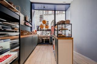 <p>Gelegen op een uitstekende locatie in het hart van Mechelen, biedt dit pand met gemengd gebruik een unieke combinatie van handel en wonen.</p>
<p>Het gelijkvloers is momenteel ingericht als horecazaak en beschikt over een aangename indeling met voldoende ruimte voor klanten. Achteraan bevindt zich een gezellig tuintje waar een sfeervol terras kan worden aangelegd – een waardevolle troef voor wie een horecaconcept of handelszaak met buitenruimte wenst te realiseren.</p>
<p>De eerste verdieping is volledig afgewerkt en instapklaar. De tweede en derde verdieping bieden bijkomende mogelijkheden, maar vergen nog renovatiewerken. Deze verdiepingen kunnen worden ingericht als woonst, kantoor, vergaderruimte of opslag, afhankelijk van uw behoeften en het beoogde gebruik.</p>
<p>Dit pand is bijzonder geschikt voor investeerders of ondernemers die op zoek zijn naar een eigendom met potentieel op een commerciële topligging.</p>
<hr />
<h3><strong>Troeven</strong></h3>
<ul>
<li>
<p>Uitstekende ligging in het centrum van Mechelen</p>
</li>
<li>
<p>Polyvalent gebouw: handel + woonst of kantoor</p>
</li>
<li>
<p>Instapklare eerste verdieping</p>
</li>
<li>
<p>Gezellig tuintje met mogelijkheid tot terras</p>
</li>
<li>
<p>Ruim potentieel op de tweede en derde verdieping</p>
</li>
<li>
<p>Ideaal voor horeca, handel of gemengd gebruik</p>
</li>
</ul>