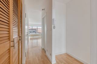 Dit gezellige penthouse is ideaal gelegen vlakbij het hart van Hasselt en op wandelafstand van het station. Gelegen in een kleinschalig appartementsgebouw met slechts 3 eenheden, geniet u hier van rust, privacy en lage gemeenschappelijke kosten (slechts €60/maand). Bovendien is er een lift aanwezig in het gebouw. Ook de oprit van de autosnelweg is vlot bereikbaar.Het appartement wordt gekenmerkt door een aangename lichtinval en beschikt over een ruime woonkamer. Oorspronkelijk ingedeeld met twee slaapkamers, werd de keuken verplaatst naar één van de slaapkamers. De aansluitingen in de woonkamer zijn echter nog aanwezig, waardoor het eenvoudig is om de oorspronkelijke indeling met twee volwaardige slaapkamers te herstellen.Aan de voorzijde bevindt zich een balkonterras met zuidwestoriëntatie, waar u kan genieten van de namiddag- en avondzon. Aan de achterzijde is er een klein balkon met noordoostoriëntatie en open zicht. Verder beschikt het penthouse over een privatieve kelderberging van ca. 7 m².In 2002 werden reeds verschillende renovaties uitgevoerd, waaronder de vernieuwing van de keuken, badkamer, elektriciteit, verwarmingsketel, airco en inkomdeur. Het gebouw dateert van 1972. Hoewel het appartement terug wat opfrissing kan gebruiken, biedt het dankzij zijn indeling, ligging en potentieel een interessante opportuniteit. Kortom: de ideale locatie als uitvalsbasis voor zowel eigen bewoning als investering.De eigendom wordt aangeboden via de Pre-sale formule. Op 29/04/2026 tussen 16:00 en 18:00 kan u de woning op afspraak komen bezichtigen en een bod uitbrengen. De vermelde prijs is een instelprijs. Voor meer info, gelieve contact op te nemen met de dossierverantwoordelijke.Bestuursmaatregelen in het maatregelenregister: nee