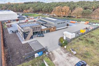 Recent semi-industrieel gebouw met appartement gelegen op het industrieterrein Genk-Zuid, op enkele kilometers van zowel de E313 als de E314 (met directe verbindingen naar Antwerpen, Duitsland en Nederland). Het gebouw bestaat uit een ingericht appartement op de verdieping met een mooi terras, ingerichte kantoren met achterliggend magazijn en luifel. Het terrein van 5469m² is volledig omheind en voorzien van voldoende parkeerplaatsen en een gedeeltelijke verharding. De site biedt mogelijkheden tot uitbreiding of buitenopslag. Verder beschikt het gebouw over een PV-installatie.<br /><br />KENMERKEN GELIJKVLOERS:<br />- oppervlakte: 338m²<br />- indeling: onthaal, ruim open space bureel, vergaderzaal, 3 individuele burelen, keuken/refter, sanitaire ruimte, kleedruimte, technische ruimte<br />- degelijke afwerkingsgraad, volledig ingerichte kantoren, voorzien van airco's op warmtepompen<br /><br />KENMERKEN VERDIEPING:<br />- oppervlakte: 190m² (kantoor: 80m², appartement: 110m²)<br />- indeling: <br />* kantoor: ruime vergaderzaal/multifunctionele ruimte<br />* appartement: mooi ingericht appartement met een ruime woonkamer en open keuken, twee slaapkamers en een ruim terras<br /><br />KENMERKEN BEDRIJFSHAL:<br />- oppervlakte: 362m² + 80m² mezzanine + 192m² luifel<br />- staalconstructie met geïsoleerde wand- en dakpanelen<br />- VH: 6m<br />- 1 elektrische sectionaalpoort<br />- gepolierde betonvloer<br />- inpandig magazijn kleine materialen en refter <br /><br />TROEVEN:<br />- wonen en werken op één locatie!<br />- uitbreidingsmogelijkheden of mogelijkheid voor buitenopslag<br />- PV-installatie<br /><br />Info: 0478/930500 of info@jansenrealestate.be